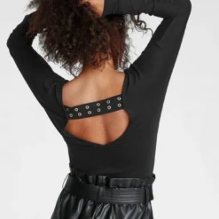 Melrose Fledermausshirt mit tiefem Rückenausschnitt und Ziernieten