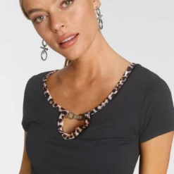 Melrose Kurzarmshirt mit Zierschnalle -Melrosesan Geschaft 42998209 2f3c 5f4e b0ab c4fb29ae6dfd