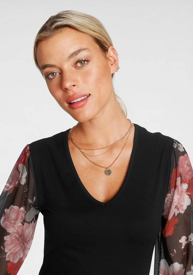 Melrose V-Shirt mit trransparenten, bedruckten Ärmeln Schwarz-weiß-gemustert, Schwarz-geblümt 3 Melrose V-Shirt mit trransparenten, bedruckten Ärmeln Schwarz-weiß-gemustert, Schwarz-geblümt – Bild 3