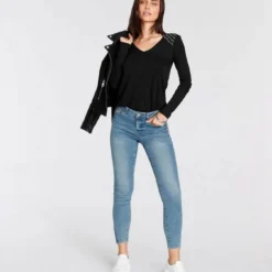 Melrose V-Shirt mit Schulterdekoration -Melrosesan Geschaft 7d977d3b 1391 5365 8be4 193f383c0cdf