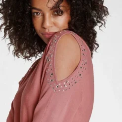 Melrose Fledermauspullover mit Schulter Cut-Out und Ziersteinen