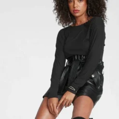 Melrose Fledermausshirt mit tiefem Rückenausschnitt und Ziernieten -Melrosesan Geschaft 9022af9c 2a7d 5026 8fe3 1fb47ebfc766