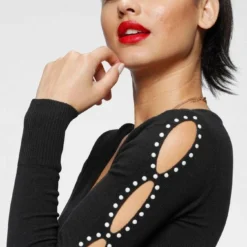 Melrose V-Ausschnitt-Pullover mit Cut-Outs und Perlen Details -Melrosesan Geschaft a42bcecb e5a0 5c19 a84b a323f63ef7f8