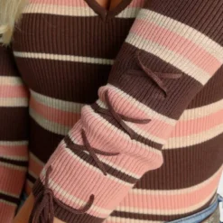 Melrose V-Ausschnitt-Pullover mit Glitzergarn und Schnürung -Melrosesan Geschaft e1d4085a 05a5 57fc a232 1e4b249c06c7