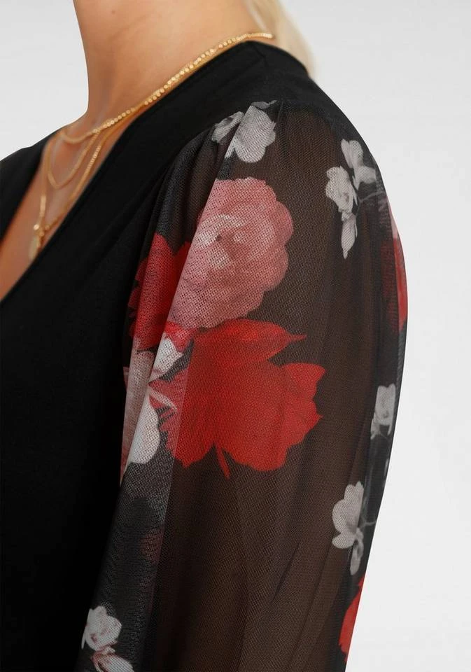 Melrose V-Shirt mit trransparenten, bedruckten Ärmeln Schwarz-weiß-gemustert, Schwarz-geblümt 4 Melrose V-Shirt mit trransparenten, bedruckten Ärmeln Schwarz-weiß-gemustert, Schwarz-geblümt – Bild 4